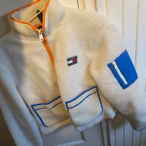 Tommy teddy jacka - Jättefin teddy jacka från tommy hilfiger, den är använd max 2 gånger därav inga defekter alls🧡