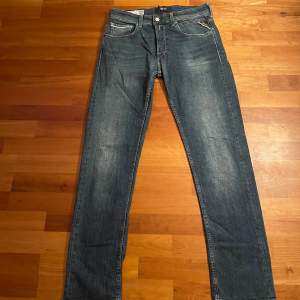 Nu säljer vi ett par riktigt feta jeans från märket Replay för 499kr, modell: Griver: Strolek: 31, skick 9/10