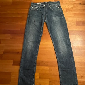 Replay jeans - Nu säljer vi ett par riktigt feta jeans från märket Replay för 499kr, modell: Griver: Strolek: 31, skick 9/10