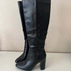 Svarta boots - Svarta boots från asos🖤 lite skadad på ena tån och insidan (se tredje bilden)