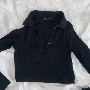 Croppad Piké Tröja - Svart pike tröja. Använd fåtal gånger.  Köpare står för frakt