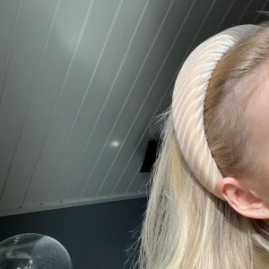 Supergulligt diadem❤️‍🔥❤️‍🔥 - Säljer detta otroligt söta diadem som jag tyvärr inte vet var de är ifrån❤️de är endast använd 1 gång och är helt nytt!