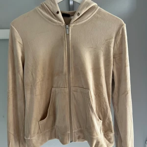 Gullig kofta i velour - Champagnefärgad kofta i velour från Gina Tricot. Anbänd fåtal gånger och liknar Juicy Couture 