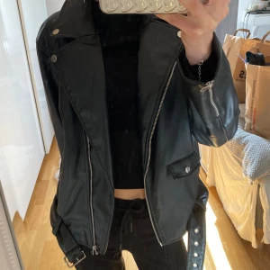 Skinnjacka  - Skit snygg skinnjacka från HM köpt för flera år sedan men tyvärr aldrig använd… Precis som ny! 