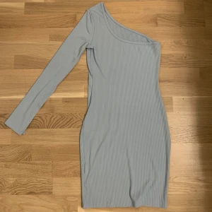 Blå klänning - Blå klänning med en ärm