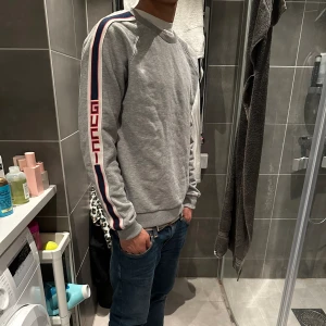 Gucci tröja  - Tja, säljer denna riktigt feta Gucci tröja då jag ej har andvändning av den längre. Tröjan är väldigt bra skick! Han på bilden är runt 176cm och väger runt 62kg😊 S men kan passa m! Skriv vid eventuella frågor🙌