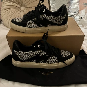 Zadig sneakers  - Säljer dessa snygga Zadig & Voltaire snekers, då dom inte kommer till andvänd. Dom är endast andvända ett fåtal gånger! Pris kan diskuteras vid snabb affär!  Stl 39. Nypris ca 3000kr. Kommer med en dustbag.💗