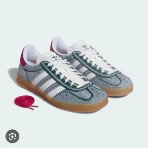 Adidas gazelle - Säljer dessa så coola sneakers som knappt är använda. Köptes i höstas och har varit slutsålda sen dess. Från en kollektion med Sean Wotherspoon. Storlek 40 men funkar för mig som Egentligen är stl 38 med sula.