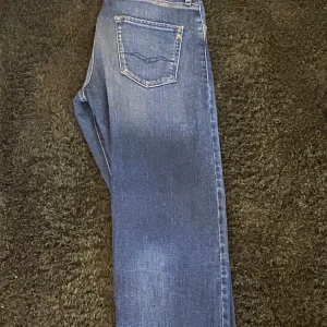 Replay jeans - Replay jeans, helt nya, dom var för stora På mig, diskuteras vid pris, snabb affär, om ni vill ha fler bilder så är det bara å skriva, Storlek: 16 yr/ 173 cm 