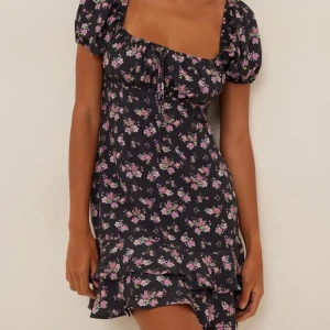 Klänning  - Från nakd, använd 1 gång!! Köpt för 299kr säljer för 150🌹. Storlek 36