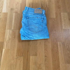 Replay jeans - Säljer nu mina fina replay grover då de inte kommer till användning längre. Det är grover men skulle säga att de sitter mer som anbass. [Storlek: 33/34] [Skick: 9/10] [Nypris: 1500] [Mitt pris: 249] Hör av er vid fler frågor eller funderingar!