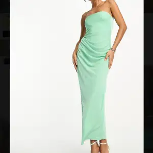 Säljer denna perfekta klänningen, helt oanvänd med prislapp på. Mintgröna med slits och öppen i ryggen. Nypris 600 kr 🤍