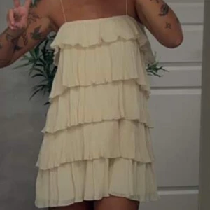 Klänning  - Kort beige/gul volangklänning i storlek S💕