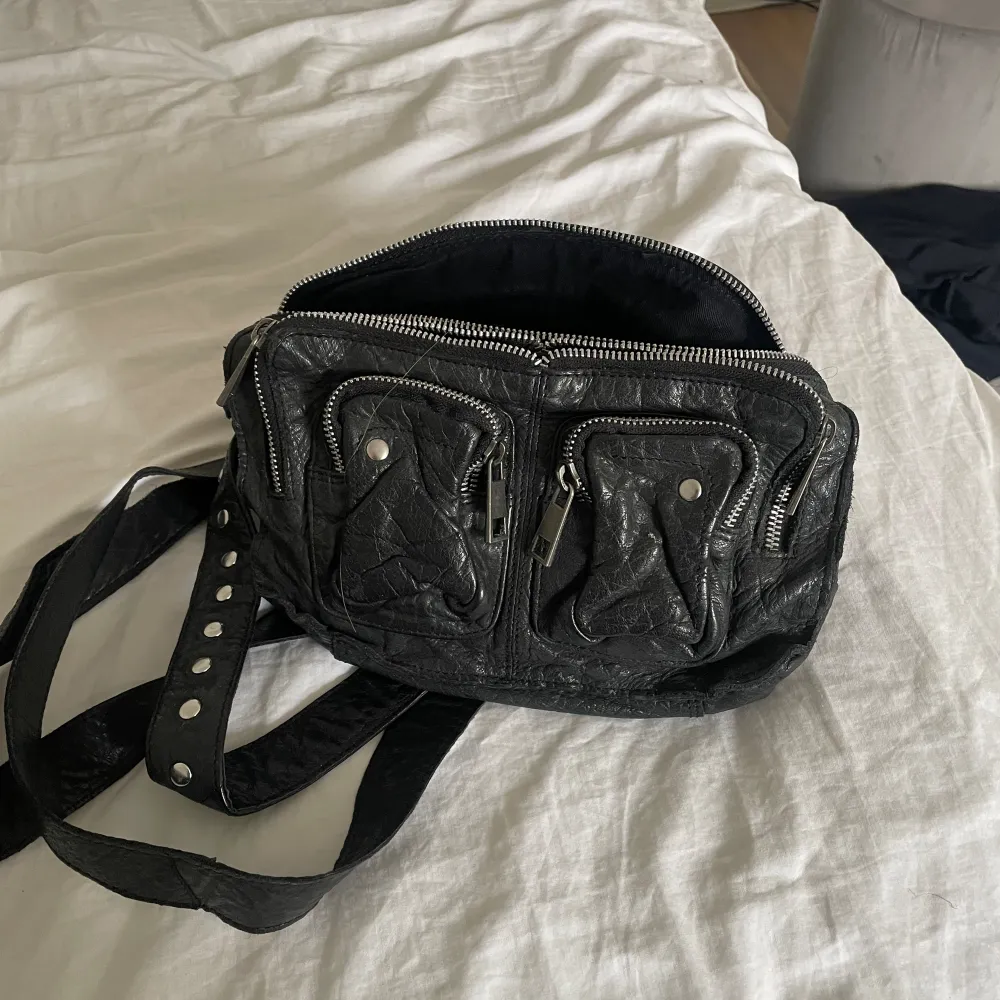 Säljer min svarta nunoo väska som inte används längre och i super bra skick . Väskor.