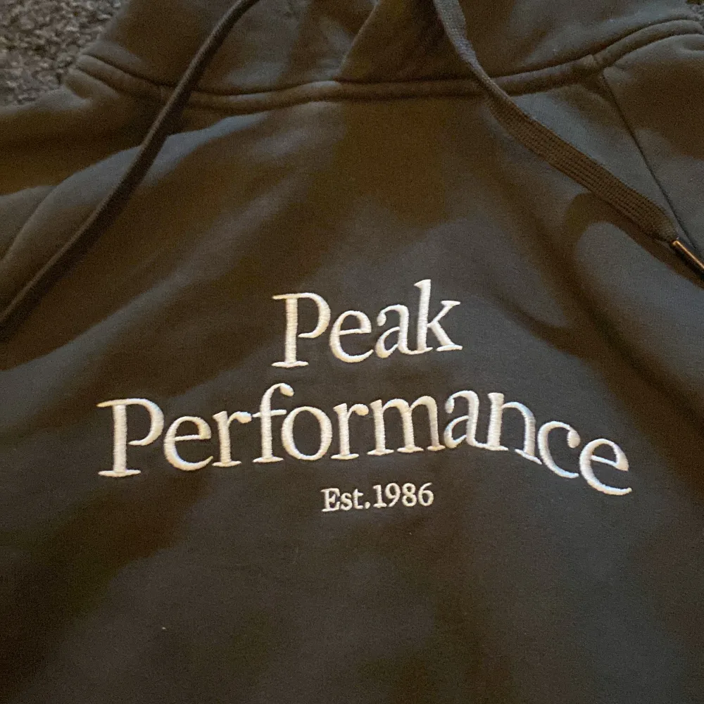 Hej jag säljer en  peak performance hoodie i storlek M. Inte använd så mycket, säljer den för jag har växt ur den. Säljer den för 300kr ordinarie pris 1300kr. Färg grå ”Pris kan diskuteras vad snabb affär” OBS! Köparen står vid frakt . Hoodies.