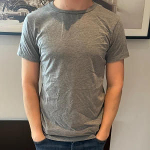 Replay t-shirt - Schysst grå replay t-shirt som inte kommer till användning, mycket bra skick. 🤝 Storlek M men passform mer som en S! 🥃 Nypris: 349kr, mitt pris: 59 kr! Kom dm vid frågor ellr funderingar!