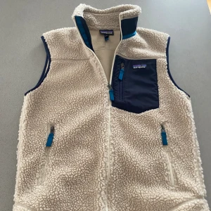 Patagonia väst - Säljer nu min patagonia väst, perfekt inför våren och är i 10/10 skick, använd ändats ett fåtal gånger. nypris 1600, mitt pris 1099