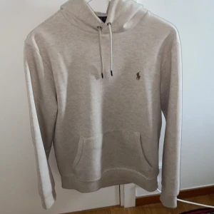 Polo Raulph Lauren hoodie herr - Storlek S, stilren och skön hoodie 10/10 skick, endast använd 1-2 gånger inga hål eller nån skada. Väldigt efterfrågad färg och är slutsåld överallt. Liten fläck på armen.
