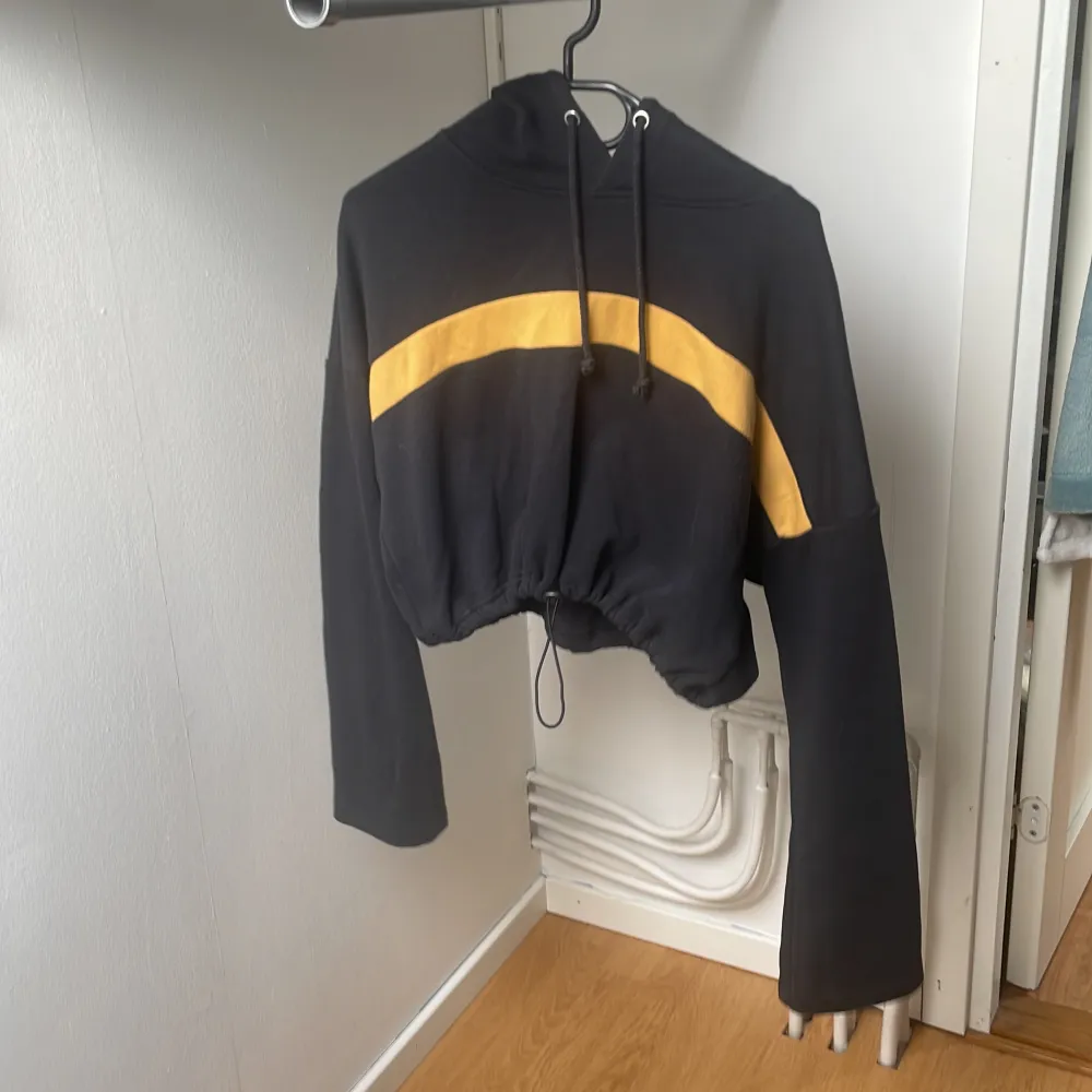 Croppad huvtröja som går att spänna åt vid midjan. Så fin med ett par snygga jeans 😍använt 2gg. Finns ej att köpa längre. Först till kvarn 😍Köparen står för frakten  . Hoodies.