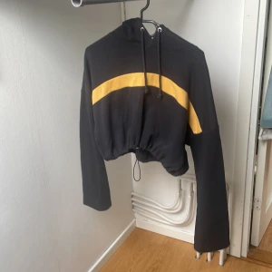 Croppad huvtröja Forever 21 - Croppad huvtröja som går att spänna åt vid midjan. Så fin med ett par snygga jeans 😍använt 2gg. Finns ej att köpa längre. Först till kvarn 😍Köparen står för frakten  