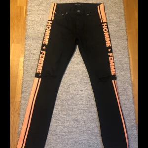 Homme+Femme jeans - Svarta skinny Homme+Femme jeans.  Köpta på Pure i miami för 2300 kr. Nyskick, använda en gång. 