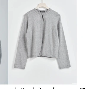 Kofta med en knapp - Superfin grå stickad kofta med en knapp från gina tricot. Påminner om den från Djerf avenue! Den är helt slutsåld och är knappt använd 🥰