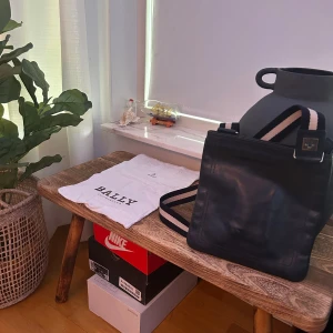 Bally Axelremsväska  - Fint skick (9/10) knappt använd Nypris:4500kr. För mer information eller bilder så är det bara att höra av sig//MVH Axel 