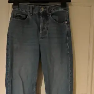 Blåa asos jeans som aldrig används. Regular fit och är storlek 24/30
