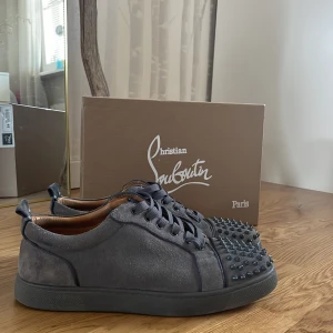Christian Louboutin skor - Riktigt feta Louboutin kopior i väldigt bra skick! Dessa skor är använda ett fåtal gånger och i är riktigt bra skick 9/10! Taggarna är lite slitna men finns några att byta! Tveka inte över att höra av dig om du har frågor eller funderingar!!