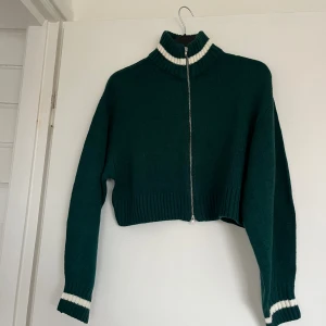 Tjock tröja  - Säljer en fin tröja med dragkedja i mitten. Säljer den på grund av att den inte kommer till användning långre. I nästan helt nytt skick. Har använts 3-5 gånger.  Jätte fin grön färg med detaljer av vita rader. Har en krage som gör dig varm.