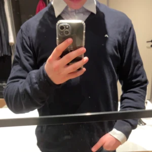 Tiger Of Sweden - skjorta - Denna vita skjorta från Tiger Of Sweden är i nyskick 9.5/10🤩🔥 Nypris är ca 1200 men endast 299 kr hos oss💸 Modellen är 173 cm lång📏 Hör av er vid frågor!