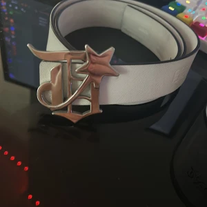 Demont bälte limited edition,Pris kan diskuteras - Bra skick passar alla köpt för 899kr men säljs inte längre limited edition. Demont ”D”-bälte kommer i vitt koskinn, en spänne av rostfritt stål, präglade logotyper över bältet. 