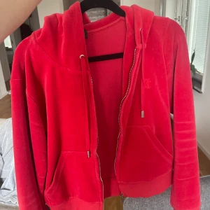 Röd juicy couture kofta  - Koftan är så gott som ny då jag aldrig haft på mig den. Den är röd, storlek medium (m). Den köptes för 1300kr och jag säljer den för 850kr.