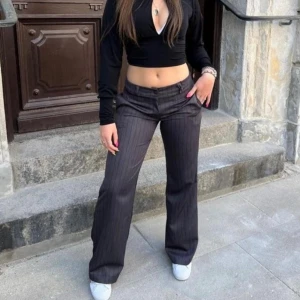 Gråa kostymbyxor  - Säljer dessa gråa kostymbyxor från design by si! Storlek 38! 💕