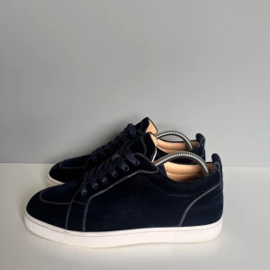 Christian Louboutin  - Säljer ett par riktigt feta loubs i velvet i storlek 41, cond 9/10 endast använda ett fåtal gånger. Tillkommer endast skor!