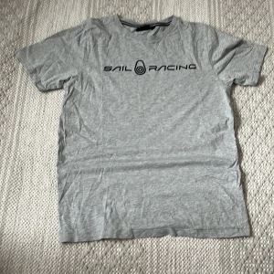Grå sailracing tshirt - Grå sailracing tshirt i nyskick för bra pris
