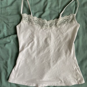 Spetslinne! - Fint spetslinne med en liten rosett i mycket bra skick. Hör av dig vid frågor och använd köp nu 💘