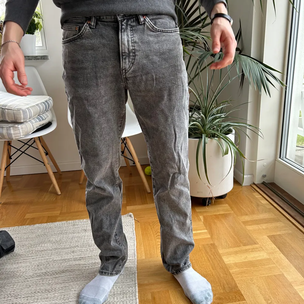 Jeans ifrån Hm i en urtvättad grå färg . Jeans & Byxor.