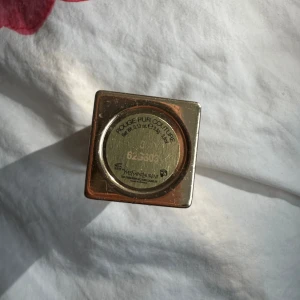 Läppstift  - Den är använd och förpackningen är förstörd men det är i en jättefin röd färg. Går att se på första bilden om man zoomar vilken färg det är.