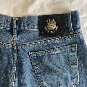 Fynd!fynd!fynd! Ett par Versace jeans med unika detaljer och den snyggaste passformen!! Dem tillkommer med defekter och knapparna vil gylfen har jag sytt på själv. pris går att diskutera 