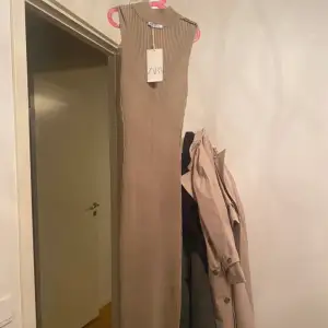 Stickad långklänning, storlek S från zara helt ny med prislapp 300kr 