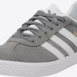 Adidas gazelle  - Helt oanvända köpte rent spontant men insåg att det inte är min stil, köpte för cirka 800kr säljer för 600kr.