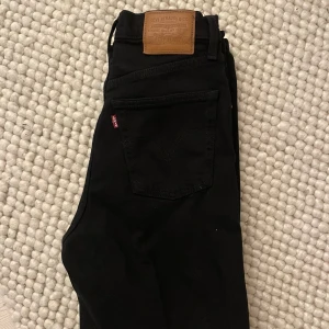 Levis Ribcage Straight Ankle  - Strl 25. Svarta, knappt använda så mycket fint skick. 