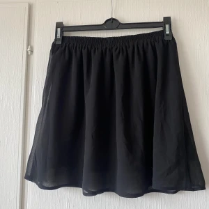 Kort kjol - Svart kort kjol från Even&Odd i storlek S