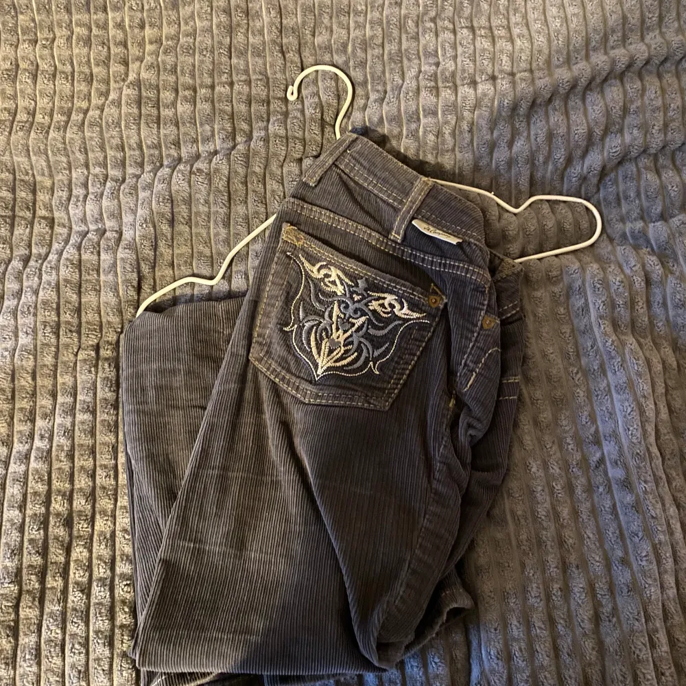 Skitcoola LÅGMIDJADE chinos aktika jeans som är i nyskick, köpte de här på plick ich säljder nu här på plick. Farkut & Housut.