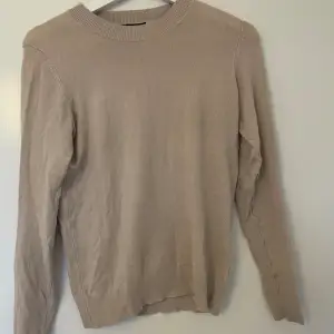 Säljer en väldigt fin beige tröja som inte kommer till användning! Är som ny 🥰