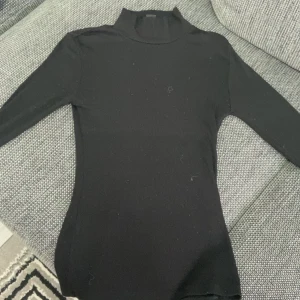 Tröja - Väldigt tunn tröja lite lång vid halsen väldigt skön och classy.