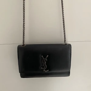 Väska - Väskan används ej längre. Medelstor, passar fint till allt.