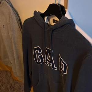 Vintage GAP hoodie i mycket fint skick🥰 Färg: Mörkblå Storlek: Small  Skriv gärna vid fler frågor!😇🤍