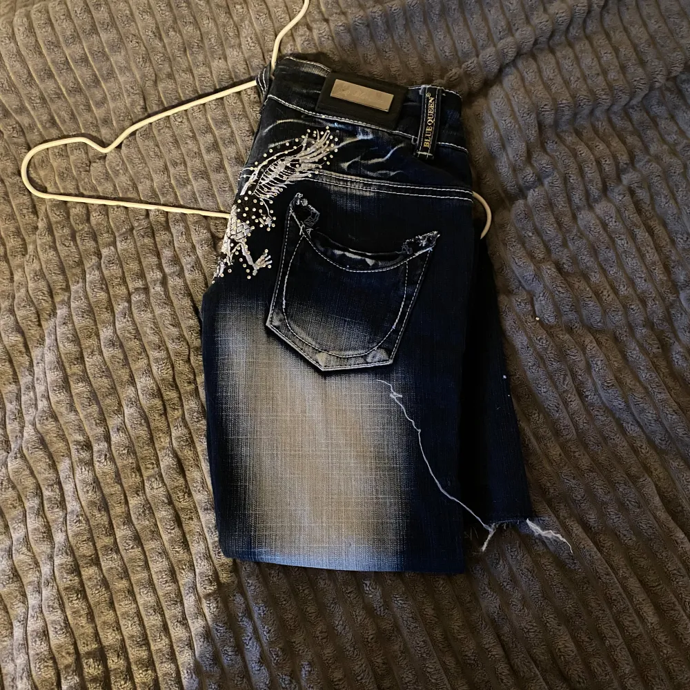 Svin coola vintage/y2k jeans från blue queen, några få stenar saknas samt att dragkjedjan var trasig när jag fick hem dem🤍 men annars inga defekter, de är bra i längden på mig som är 162, dem är 32 cm tvärs över midjan . Farkut & Housut.